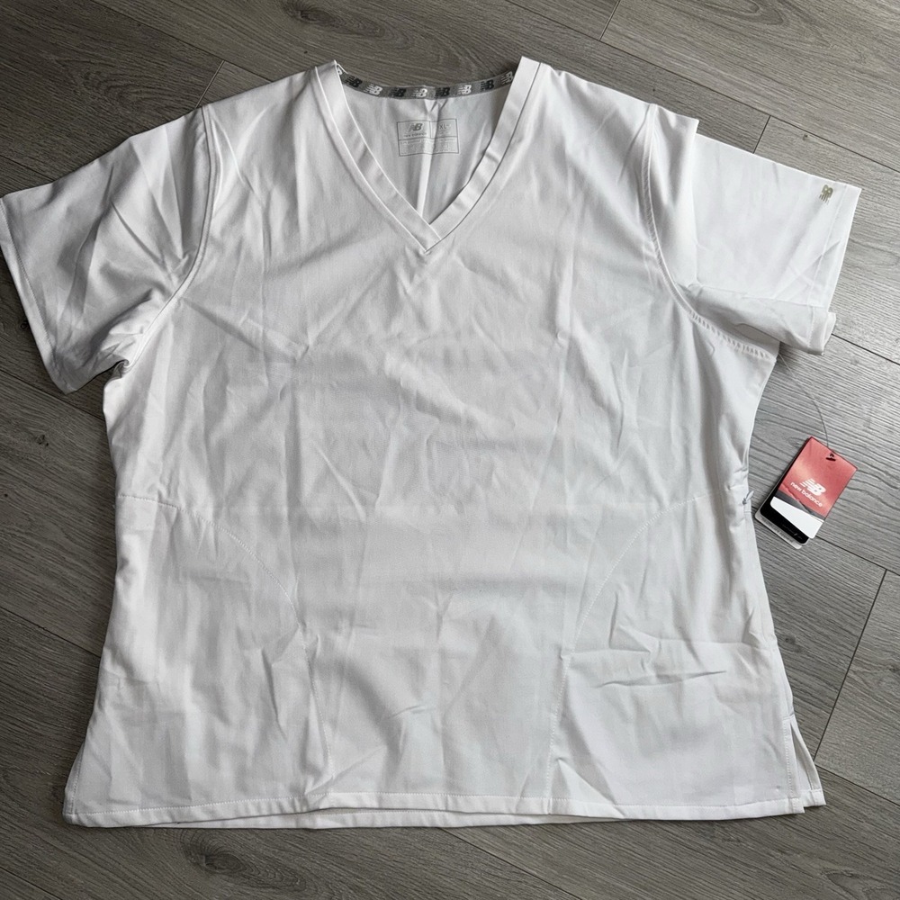 New Balance Unisex Scrub Top Solid White Size XL V Neck Lightening Dry
